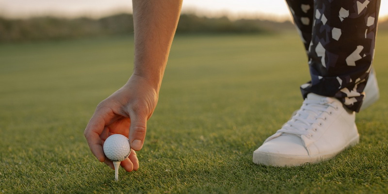 A golf ball in a players hand basic rules for (in) golf for beginners